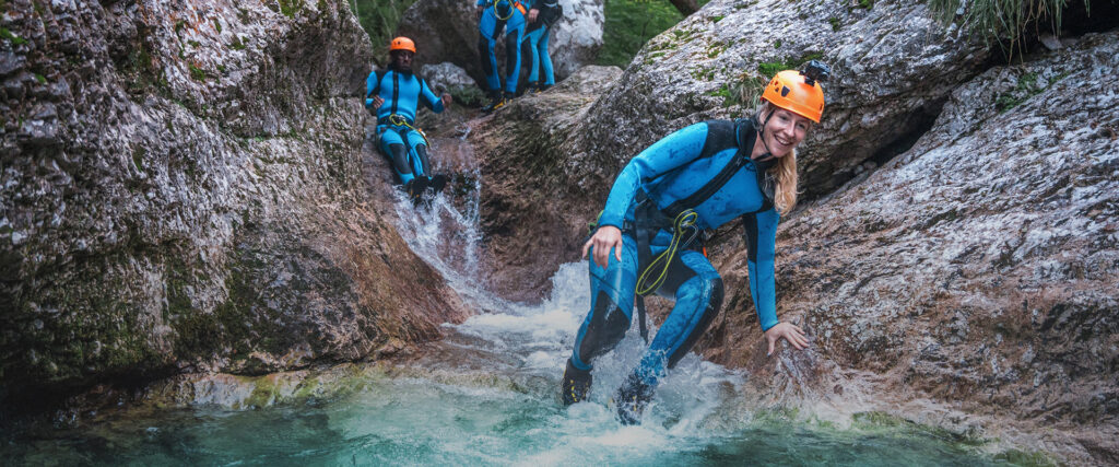 Eine Gruppe beim Canyoning als Firmenevent.