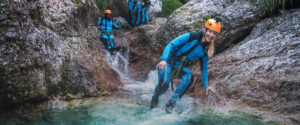 Eine Gruppe beim Canyoning als Firmenevent.