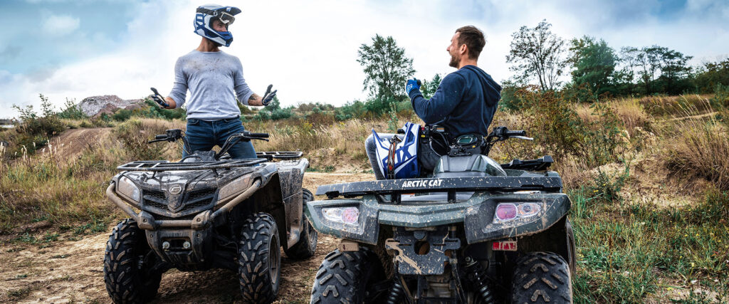 Männer bei einer Pause vom Quad fahren in der Natur