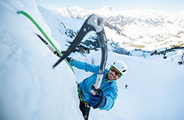 Person beim Eisklettern