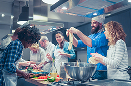Personen bei einem Kochkurs
