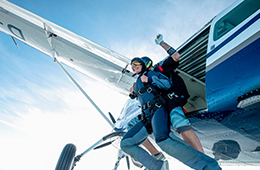 Personen beim Tandem-Fallschirmsprung aus Flugzeug