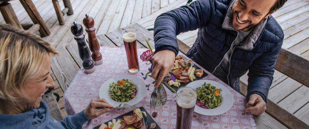 Personen bei zünftiger Brotzeit