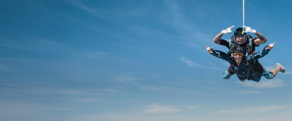 Zwei Personen bei Tandem-Fallschirmsprung von Jochen Schweizer