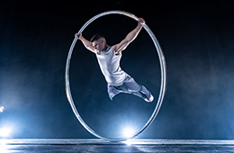 Akrobat macht Kunststücke in einem Ring