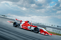 Rotes Formel-1-Auto auf Rennstrecke