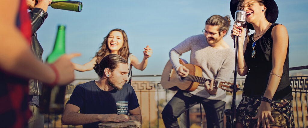 Personen auf Dachterrasse tanzen zu Live-Musik