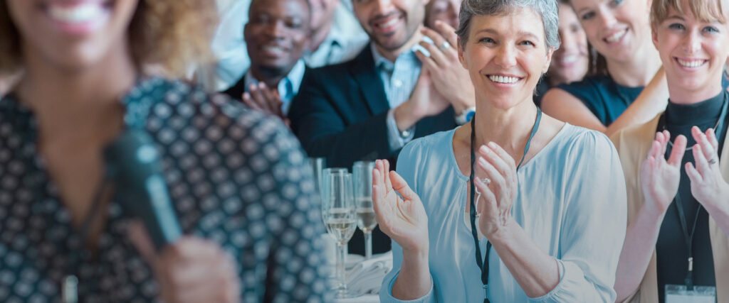 Klatschende Personen bei einer Tagung