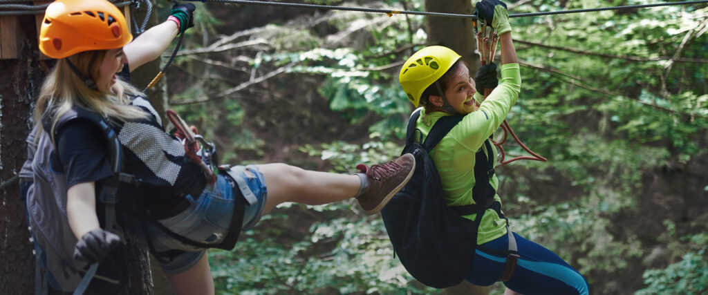 Personen beim Klettern im Klettergarten