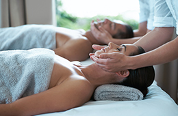 Zwei Personen die beim Wellness liegen und massiert werden.