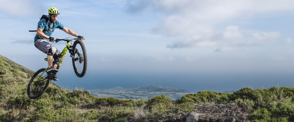 Person die in schöner Natur mit dem Mountainbike fährt.