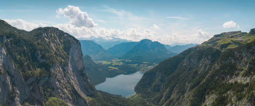 Schönes Naturbild mit Bergen und See