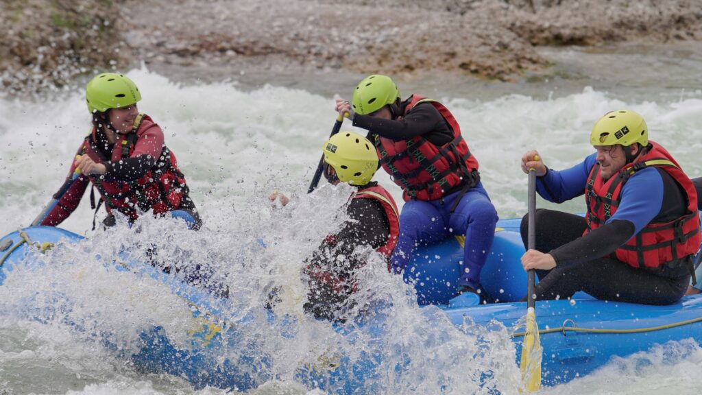 Personen beim Rafting