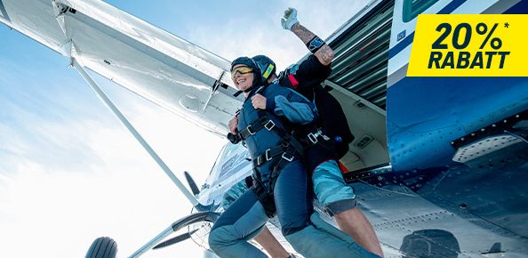 Zwei Personen beim Tandem-Fallschirmsprung aus dem Flugzeug mit 20%-Rabatt-Tag an der Seite des Bildes