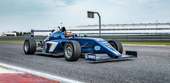 Formel-1-Wagen auf Rennstrecke