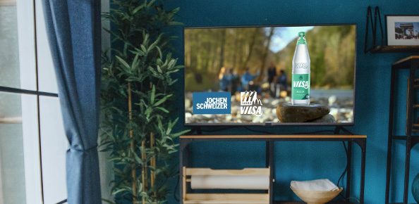 Fernseher auf dem ein Werbespot von Jochen Schweizer und Vilsa läuft