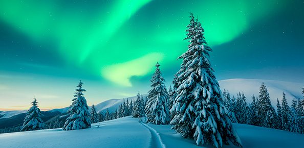 Verschneite Landschaft in Lappland mit Polarlichtern