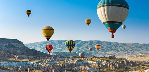 Bunte Heißluftballons in der Luft