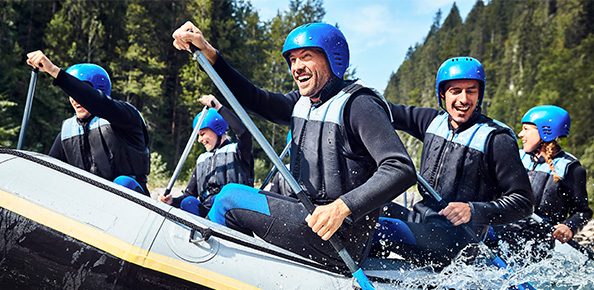 Personen beim Schlauchbot fahren